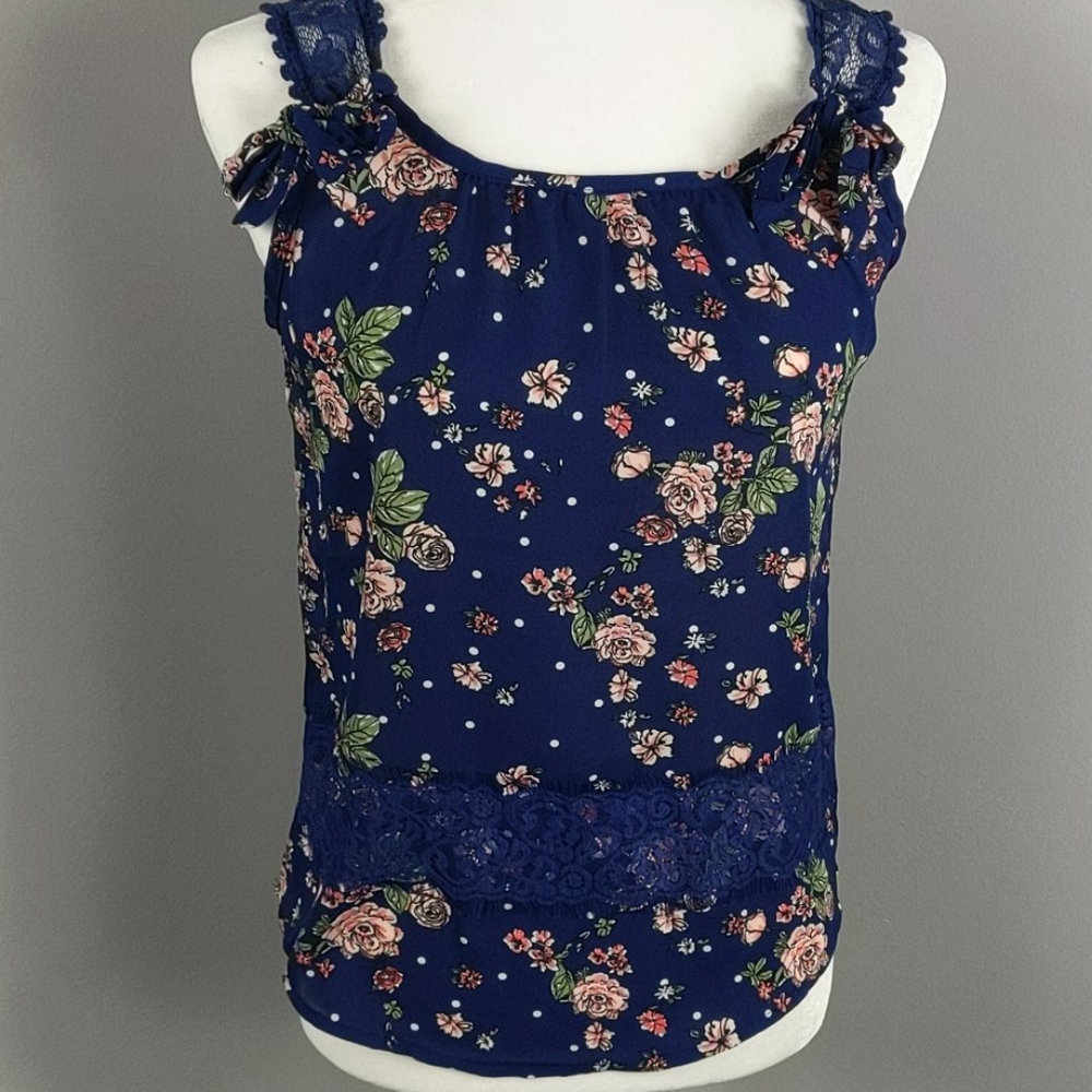 🔥🔥🔥Blue lace and floral tank top